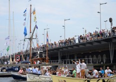 Duizenden mensen aan de kade.