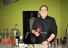 Speciaal voor de gelegenheid was een cocktail-expert uitgenodigd, die natuurlijk het verse fruit van BelOrta in de cocktails verwerkte. Op de foto: Bruno Simons, Belgisch Kampioen Cocktail Shaken. www.cocktailsopmensenmaat.be