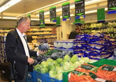 Hans van der Stok van Green Organics bekijkt de kolen van Makro. Hij was met name benieuwd naar het aandeel bio bij deze winkels.