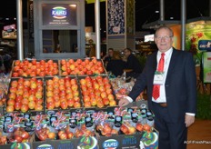 Arjen Stolk in de stand van CMI bij Kanzi® appelen, Fruitmasters distribueert deze in Nederland.