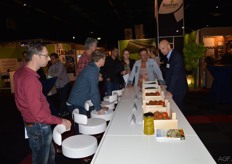 Jan Hanemaaijer van Nunhem kan alles vertellen over de tomatenrassen op de tafel