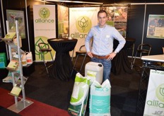 Twan Wubbels van Alliance. Het bedrijf organiseerde een leuke actie: overleg op de beurs een bestelling organische meststoffen van DCM en krijg een gratis fleece vest cadeau!