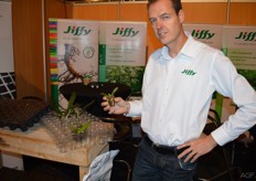 "Marc de Bruin van Jiffy International toont een nieuwe plug voor orchideeën. "Vroeger zaten de stekjes allemaal los bij elkaar in een doos en raakten wortels verstrengeld; dat wordt met deze plug voorkomen."