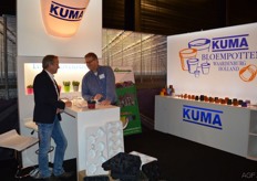 Wilfré Stuart van Bestebreurtje in de stand van Kuma Bloempotten. Rechts: Dirk Buitendijk