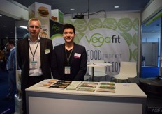 Markus Wissing (l) en Frederik Bärssch van Bobeldijk Food Group promoten een aantal Vegafit-producten, plantaardige alternatieven voor vlees en vis.