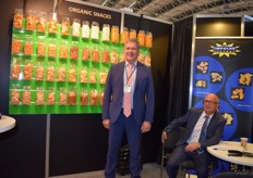 Benno Toenders (l) en Jos de Moor van de The Impulse Factory. Ze hebben een een extra lange stand gehuurd om de groene wand met biologische snacks te promoten. Zij willen alle mogelijkheden van chips laten zien en hebben naast aardappel-, ook humus- en linzensnacks. Ze hebben zowel een reguliere als biologische lijn.