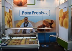 David Verfaille met gekookte aardappelproducten van PomFresh voor de retail en foodindustrie. Op de Franse markt zijn paarse aardappelproducten populair vertelt David. PomFresh heeft ook een biolijn, alleen leverbaar in groot verpakking voor de foodindustrie.