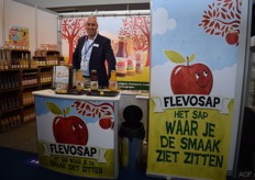 Anton de Ruiter van Flevosap moet telkens de proeverij aanvullen. Standhouders met sappen konden op grote belangstelling rekenen tijdens de PLMA. Flevosap is houdbaar gemaakt door pasteurisatie en bevat geen conserveringsmiddelen. De productie komt van eigen teelt.