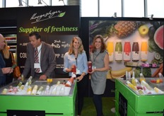 De sappen van Hoogesteger zijn koud geperst, rauw en niet gepasteuriseerd. Het assortiment bestaat uit groente- en fruitsappen, ontbijt smoothies, infused waters, boosters, raw lemonades en notenmelk. vlnr John Mulder, Janet van der Linde en Sanne Merkelbach.