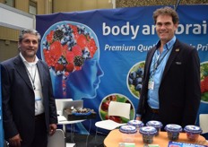 Growers Packers Direct introduceert hun nieuwste innovatie Body en Brains. Deze werd samen met compagnon Wander Reijnders (l) van Abarka Packaging Solutions ontwikkeld. De look & feel van de verpakking doet authentiek aan, op de deksel een QR-code die leidt naar informatie over de teler, productspecificaties en recepten. Rechts op de foto staat Jacques Luteijn van Growers Packers Direct.