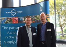 Klaus Michael Ruck en Marian Polomski van Euro Pool System International GmbH laten recyclebare versverpakkingen zien.