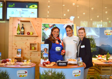 Anita Reiterin, Susanne Ogriseg en Barbara Heiss van IDM Südtirol laten de mooiste vruchten en delicatessen uit Oostenrijk zien.