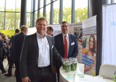 Hans Driessen en Heiz Breuer van Bayer geven tekst en uitleg bij hun stand.