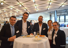 Aan deze gezellige tafel staan Artur Lammert van Walter Port, Christoph Buchner van Hausladen, Hans-Jörgen Kirsch van Bürling en Stefanie en Alma Riel van Riel Fruchthandel