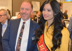 Miss Belgium Angeline Flor Pua poseert met Belorta directeur Philip Fontaine.