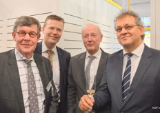 Rien van Doorn, voorzitter raad van commissarissen van de Koninklijke Fruitmasters, Kees de Kat CEO van Fruitmasters, Kees Wantenaar van GroentenFruithuis en Gerjo Scheringa CEO van Europool Systems.