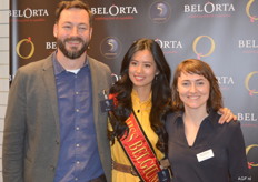 Nicolas Stevens en Sofie Lambrecht poserend met Miss Belgium.