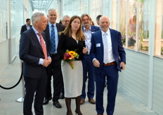 Carola Schouten, met in haar kielzog o.a. Theo Duijvesteijn en Rob Baan, eveneens op rondleiding