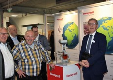 Henk Mooij (Sotex), Paul Hovius (PaCHov) op bezoek bij Geert Helderman (Honeywell).