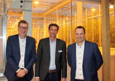 Jos Verbraeken (Van der Valk Horti Systems), Fred Tanke (Boal Systems) en Rob Bekkering (Van der Valk Horti Systems) voor een van de proefkassen in het World Horti Center.