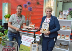 Cherry Potatoes zijn volgroeide aardappels in de maat 25-38 mm. Doordat deze'kriel'volgroeid is heeft het een volle smaak kunnen ontwikkelen. De Cherry Potatoes zijn leverbaar van september t/m mei. Peter en Esther Boer.