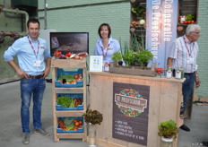 De proefschuur.com is een coöperatie van boeren en tuinders uit Voorne Putten. Deze coöperatie levert streekproducten bij de supermarkten in de regio maar eventueel ook daarbuiten. Er zijn 50 boeren en tuinders aangesloten. Colinda Langendoen en Arnout den Ouden.