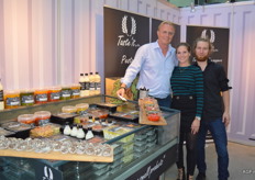 Edwin, Djamella en Rasmus van Oliva. Verschillende Tapas, tapenade, gevulde pepers, olijven en gedroogde/gekruide tomaatjes omvatten het assortiment.