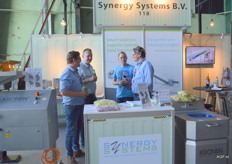 Gert Koekoek en André Weijmer van Groenteproductie Flevoland in gesprek met Jeroen Lijkendijk en Menno Jongsma van Synergy Systems. Synergy Systems levert naast de bekende Kronen machines ook Marco Integrated Weighing en Hitec Foodsystems machines.