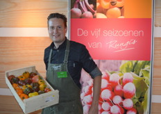 Niels van den Berg van Rungis toont Provence tomaten. Provence tomaten zijn tomaten die lang gerijpt zijn, waar de natuur z'n werk heeft kunnen doen.