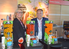 Yvonne Wichert en Edwin Timpen van Greenco (Tommies). Zij poseren bij de Tommies Tomaten Tap. Een leuk doseerapparaat waarmee een beker tomaten kan worden gevuld. Doel van dit product is om de consument aan de dagelijks aanbevolen hoeveelheid groente van 250 gram te helpen.