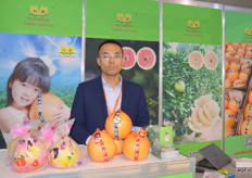 Pighe Flourish Fruit Industrial. Wen Min Dong. Dit jaar is de lokale markt voor Pomelo's in China niet zo goed. Het gaat economisch minder goed in China o.a. door het conflict met Amerika. De oogst van Pomelo's is dit jaar zo'n twee weken later en daardoor oogt het product wat minder mooi dan andere jaren. In de streek FuJian werden dit seizoen de mooiste Pomelo's geoogst.