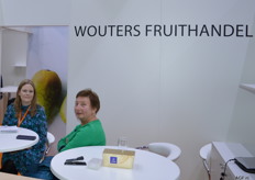 Links Silke Wouters van Wouters Fruithandel in gesprek met een klant. Wouters is een bedrijf dat al meer dan 25 jaar op de Russische markt actief is.