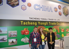 Tacheng Yongli Trade Co. Ilya Denisevich, Valentina Shiyan en Zhang Youghua. Het bedrijf doet export van verse AGF zoals wortelen, knoflook en bloemkool. Eiegen teelt in vollegrond en kassen.