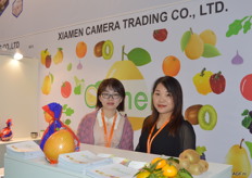 Xiamen Camera Trading, Susan Yang, Sunny Liao. Export van Pomelo, mandarijene en kiwi zijn de hoofdproducten van dit bedrijf. Er wordt geëxporteerd naar Europa. Rusland is voor hen een belangrijke groeimarkt.