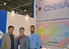 Russian - Chinese Fruit & Vegetables. Di Wu, Maxsim Maxsimov en Samuel. Een joint venture waarbij Di Wu trader is en Chinese AGF producten naar Rusland exporteert. Het assortiment is compleet inclusief in China geteeld bananen die in Zuid China worden geteeld.