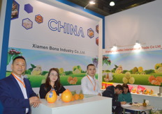 Xiamen Bona Industry Co. Wei Jing Fu, Shannon Zhang, Ragozhnin Vladislav. Chinese exporteur van citrus, gember, knoflook, pomelo en mandarijnen.