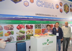 Uniseed (Gansu) Co. Lily, Arthur Yan (gen. man.) en hun tolk. Verse AGF, diepvries, bewerkt en diverse tomatenproducten. Het bedrijf is ook producent van uien en teelt zo'n 10000 ton rode en gele uien.