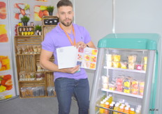 Vladimir Lisovoy van Orange Mach. Een fruitsnijderij met vestigingen in Moskou en St Petersburg. Een uitgebreid assortiment aan gesneden fruit in diverse samenstellingen wordt er geproduceerd. Het bedrijf werkt met snijmachines van FAM.