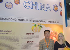 Shandong Yuoshu International Trade. Silong Zhu (gen.man.) en tolk Angelica. Producent en exporteur van pomelo, knoflook, appels en citrus.