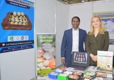 Fresh Omani Mushrooms/Gulf Mushroom Products is in Oman gevestigd. Het bedrijf produceert verse champignons en variëteiten van champignons.Rayeev Aravindakshan en een tolk.