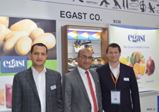 Egast producent en exporteur van Egyptische AGF. Aardappelen, uien, knoflook, ijsbergsla, koolsoorten, citrusfruit en granaatappelen zijn de belangrijkste producten. Hatem El Shalma, Muhammed Deghady en Dennis Logvinenko.