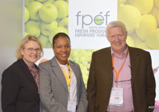 FPEF uit Zuid Afrika maakt promotie voor producten uit dit land. Marletta Kellerman, Konanani B Liphadzi van Fruit South Africa en Mikhail Fateev van Russia-RSA Business Council.