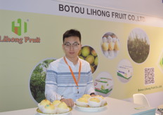 Botou Lihong Fruit Co. Bin Kou. Zij produceren en exporteren peren. Crown Pear, Ya Pear, Red Fragrant Pear. Het zijn zoete peren met een bleke schil en een vorm die meer op een appel lijkt dan een peer. 