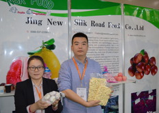 Jining New Silk Road Food. Echo Yu en Jason Wu (sales man.) Het bedrijf produceert en exporteert gember, knoflook, uien, tamme kastanjes in de provincie Shandong. Shandong is een groot agrarisch gebied in China. Het bedrijf beschikt over bewaarhallen en pakstations. Naast verse knoflook worden ook geschilde teentjes en knoflookproducten zoals gemalen en gedroogd geproduceerd.