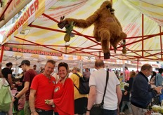 Hennie Vroegop en zijn vrouw Suzanne Devens onder de orang oetan, vast attribuut op de markt