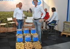 Dik van der Linde en Arno van Vugt poseren bij een aantal pootgoed rassen van Schaap Holland.