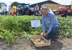 Ben Bredek van 3 Point Potatoes vertelde over iets over de Pilot ‘Ontwikkeling duurzame teelt aardappelteelt in ketenperspectief’. Er wordt gestreefd naar een duurzame teelt van aardappelen. Minder gewasbeschermingsmiddelen, minder kunstmest, minder stikstof. Er hebben 13 kweekbedrijven meegedaan waaruit 8 rassen zijn geselecteerd. Het zijn rassen met een sterk wortelstelsel zodat nutriënten zeer snel worden opgenomen.