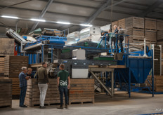 Flikweert Vision hield open dag bij Aardappelhandel Mol BV. Het bedrijf ligt op steenworp afstand van het beursterrein. Veel mensen maakten gebruik van de gelegenheid om de Quality Grader van Flikweer in praktijk te zien werken.