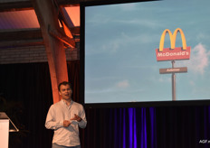 Ook McDonalds zoekt de boeren steeds meer op. Duurzaamheidsmanager Jerôme de la Chambre sprak op het symposium