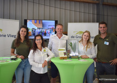 Het team van De Groene Vlieg dat onlangs haar nieuwe kweeklocatie opende in Dronten. Hierdoor kan het opschalen van de productie van 1 naar uiteindelijk 3 miljard vliegen per jaar. Mathilde Murre, Susan van Liere, Jaap Jonker, Inge Bos en Luuk Heling